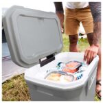 Caixa Térmica Coleman 316 Series 65Qt Cinza Com Rodas - Imagem 9